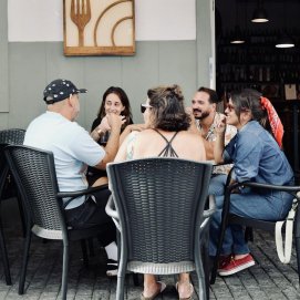 Unos clientes disfrutando de la terraza del restaurante arrecifeño. Foto: redes sociales. 