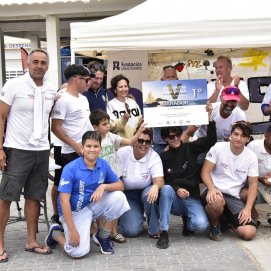 Romerito recogiendo el trofeo