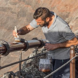 Un trabajador pintando una barandilla. I+D+i. Siniestralidad laboral.