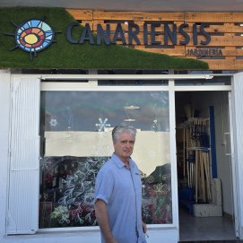 Francisco Bermejo frente a su nueva tienda de Tías.