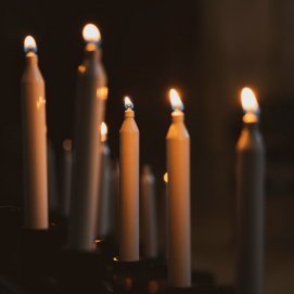 Varias velas. Foto: Michael Pointner (Pexels). 
