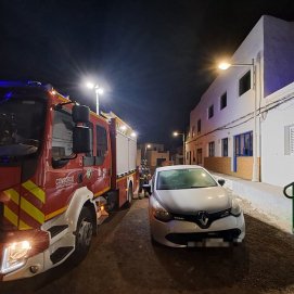 Bomberos controlando la fuga de gas en Caleta de Famara. Foto: Cedida. 