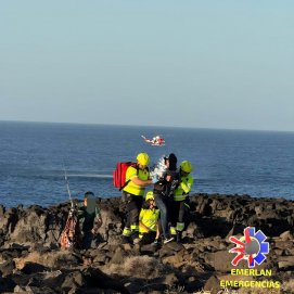 Rescatan a dos pescadores arrastrados por un golpe de mar en Los Charcones