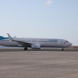 Avión de LuxAir en la pista del aeropuerto.