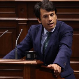 Marcos Bergaz (PSOE) durante su intervención en el pleno del Parlamento.