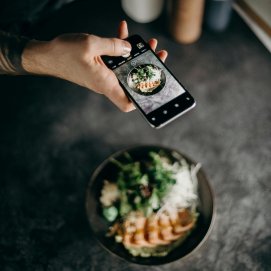 Una influencer crea contenido sobre gastronomía.