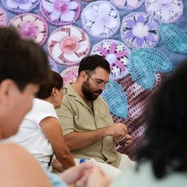 El artesano Samuel Ramos durante la elaboración de una roseta
