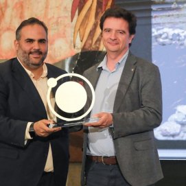 El consejero de Soberanía Alimentaria y Paisaje, Samuel Martín recoge el premio.