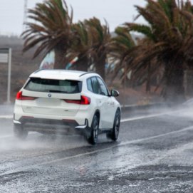 Un vehículo bajo la lluvia en Lanzarote. Foto: Juan Mateos.