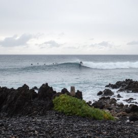 Un grupo de surfistas coge olas en el norte de Lanzarote. Foto: Andrea Domínguez.