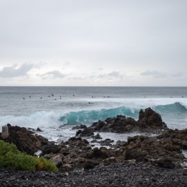 Un grupo de surfistas coge olas en el norte de Lanzarote. Foto: Andrea Domínguez.
