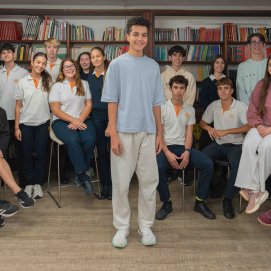 Noel junto a otros alumnos del Colegio  Santa María de los Volcanes