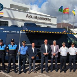 Agentes de la Policía Nacional junto al vehículo de expedición de documentos. 