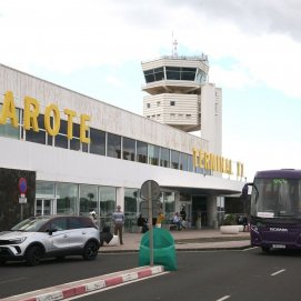 Guagua de touroperador en el aeropuerto de Lanzarote