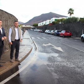 Óscar Noda y Ángel Lago en una de las calles de Playa Blanca