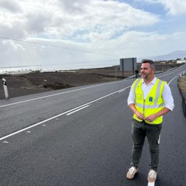 Jacobo Medina en la carretera que une Puerto del Carmen y Puerto Calero