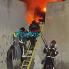 Rescate de dos personas en el incendio de una vivienda abandonada de Arrecife.