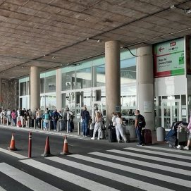 Cola en la parada de taxis del aeropuerto de lanzarote en una imagen de archivo