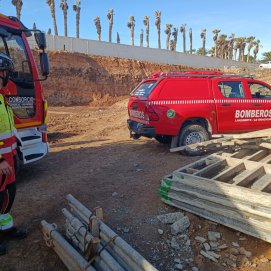 Bomberos del Consorcio de Emergencias en el hotel en construcción en Costa Teguise. Foto: Cedida. 
