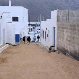 Una calle de Caleta de Sebo en La Graciosa. Foto: La Voz.