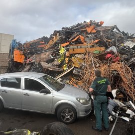 La Guardia Civil en uno de los desguaces