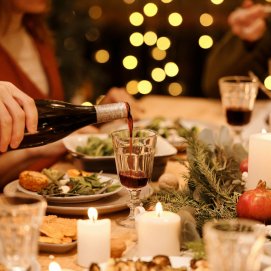 Comensales en la mesa durante la Navidad. Foto: Nicole Michalou (Pexels).