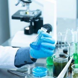 Una persona trabajando en un laboratorio. I+D+i