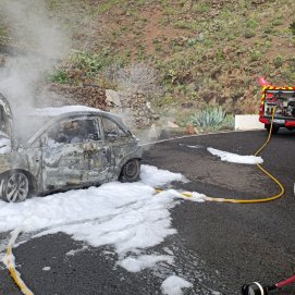 Arde un vehículo en medio de una carretera de Haría.