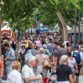 La zona comercial abierta de Arrecife en un día con escalda de cruceros