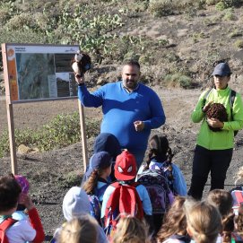 El consejero Samuel Martín junto a escolares en uno de los senderos