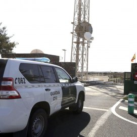 Vehículo de la Guardia Civil frente al cuartel de Costa Teguise. Fotos: José Luis Carrasco