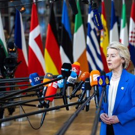 La presidenta de la Comisión Europea atiende a los medios.