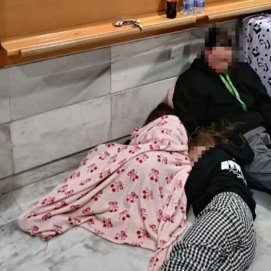 Pasajeros durmiendo en el suelo del aeropuerto. Foto: UGC/MEN