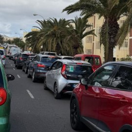 Atasco en el centro de Arrecife. Foto: La Voz
