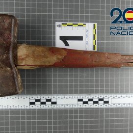 Martillo con el que el hijo agredió a su padre