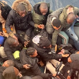Una mujer da a luz a un bebé en una neumática en la costa de Lanzarote el 6 de enero de 2025. Foto: Salvamento Marítimo
