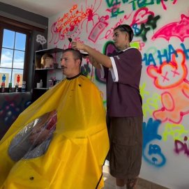 La barbera Fayna Rodríguez cortando el pelo a un cliente. Foto: Cedida