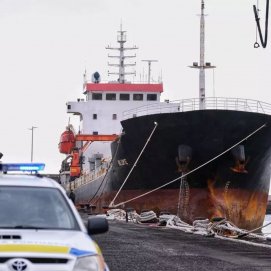 Foto de archivo de una operación anterior donde el carguero que transportaba 3.000 kilos de cocaína, en el puerto de Santa Cruz de Tenerife. / Pedro Fumero