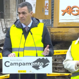 Pedro Sánchez y la ministra de Vivienda durante el anuncio. Alquiler.
