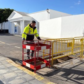 Colocación de vallas protectoras en los imbornales de la calle El Antonio