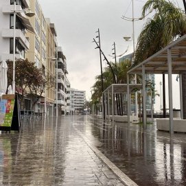 Lluvia en la avenida Fred Olsen. Foto: La Voz de Lanzarote.
