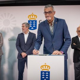 El consejero Marci Acuña durante la firma convenios de Dependencia