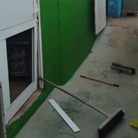 Puerta forzada en las instalaciones. Foto: Sara