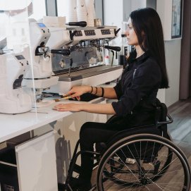 Una persona con discapacidad trabajando