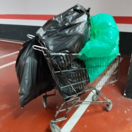 Bolsas de basura que tienen que llevar las trabajadoras hasta el contenedor