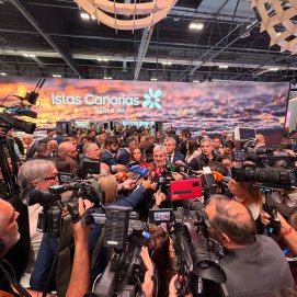 El presidente de Canarias atiende a los medios en Fitur 2026.