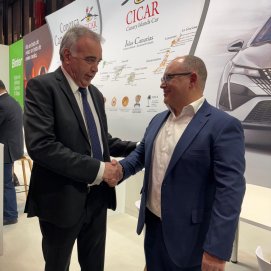 Mamerto Cabrera con el director comercial de Armas Trasmediterranea, Óscar Martínez.