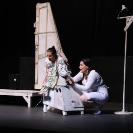 Representación teatral de 'El monstruo de colores'.