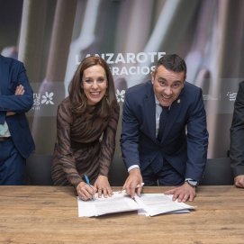 Firma del convenio por parte de la consejera del ramo y el presidente de la isla.