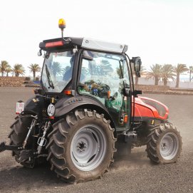 Tractor en un enarenado de Lanzarote. Agricultura.